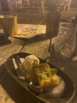 Veganer Apfelkuchen mit Vanilleeis und zitrusartiger Soße 😍 at Luna in Sittard