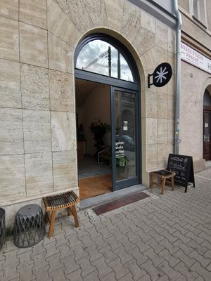 Lahodná veganská zmrzlina různých chutí a zatím jsme si vychutnali matchu, makovou, kakaovou a vanilkovou. Všechny zmrzliny byly vynikající, takže vřele doporučujeme v at Imaginarni Zmrzlina in Prague