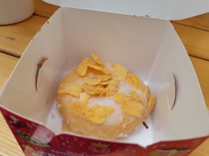 Crunchy Berry (not vegan!) at Royal Donuts - Hohe Straße in Cologne