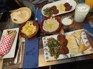Arriba: arabito
De izquierda a derecha: shawarma de carne, patatas fritas, baba ganoush, salsa de la casa, bebida ayran
Abajo: arabito vegetariano plus at Un Arabigo in Madrid