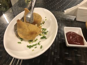 ‘Veg Samosa’
Une pâte frite triangle avec un mix de pommes de terre et des légumes épicés à l’intérieur
( Afried pastry with a spicy mashed potato and vegetable filling at Indian by Nature in Abidjan