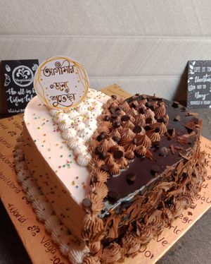 Vegan 2 in 1 sweetheart cake from VegaWorld Confectionery ☯️🙈🍰🍫🌱 at VegaWorld in Kolkata
