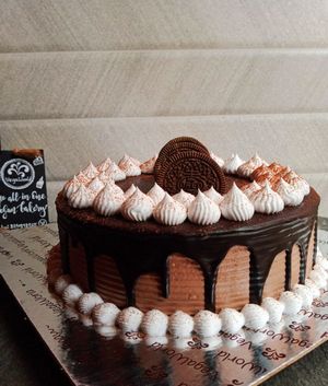 Oreo cookie cream cake 🍪🎂 at VegaWorld in Kolkata