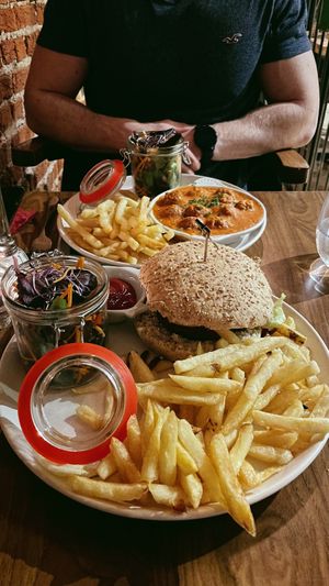 Bacon NoCheese burger - balletjes in tomatensaus  at Oh!MA in Bruges