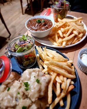 Vol au vegan and stew with fries and salad and veganaise at Oh!MA in Bruges