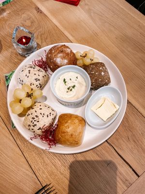 Bordje met brood en humus at Oh!MA in Bruges