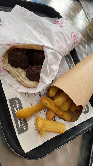 Falafel wrap y papas fritas at Yala Food in Lima