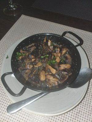 Garlic mushroom (vegan upon request) at Tapas Y Copas in Funchal