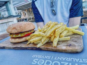 Vegan burger & chips at Orizontes in Zakynthos