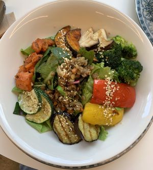 Sunny bowl with salad base  at Sunny Bowl in Seoul