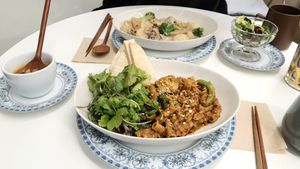 2 mains with 2 complimtentary sides (soup & salad) at Sunny Bowl in Seoul