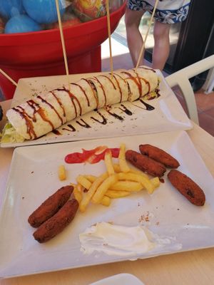Croquetas de lentejas (trae 8 unidades) y super enrollado de no-pollo con salsa de yogur de soja at Tapería Esencia in Malaga