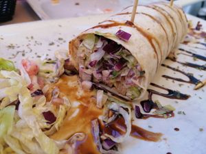 super enrollado de no-pollo con salsa de yogur de soja. Riquísimo!!! at Tapería Esencia in Malaga