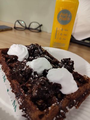 Brownie waffle et jus l'orange. at Wake & Waffle in 