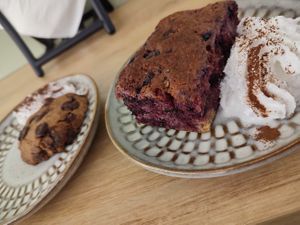 Cookie and mulberry cake at Wake & Waffle in 