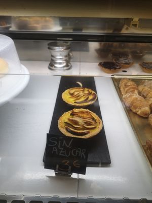 Tartaletas de manzana at La Pastelería Llisó in Valencia