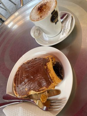 Pasteleria lliso en valencia, es genial !!!  at La Pastelería Llisó in Valencia