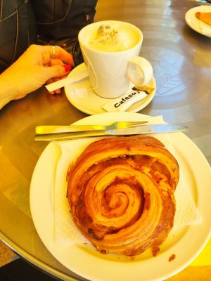 Caracola de crema y manzana, te negro con leche de soja at La Pastelería Llisó in Valencia