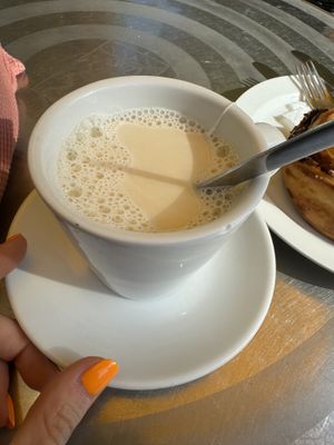 Te negro con leche de avena  at La Pastelería Llisó in Valencia