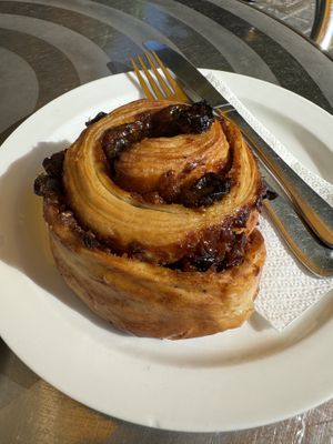 Danesa rellena de crema vegana y arándanos   at La Pastelería Llisó in Valencia