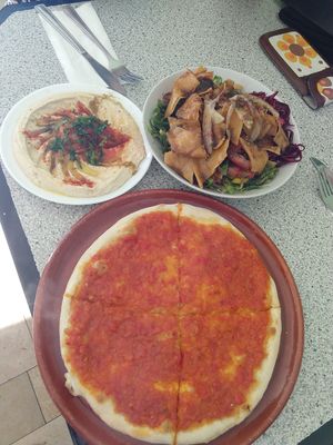 Hummus, Fatousch, Muhamara. at Sham Imbiss in Ochsenfurt