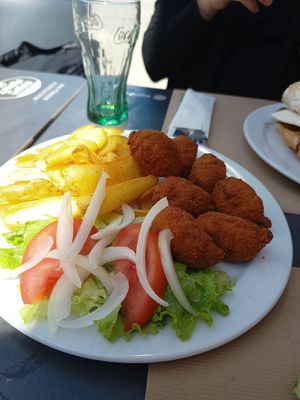 Croquetas de poyo con patatas y ensalada at Saspi in O Porrino