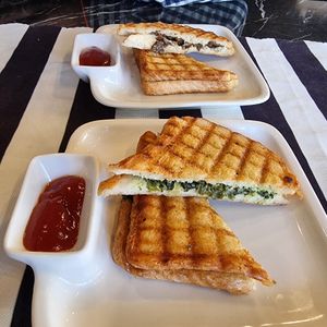 Tostas de espinafres e de cogumelos at King's Coffee Shop in Goreme