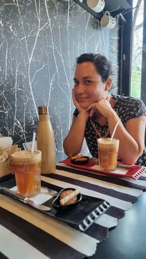 Sumo maçã e biscoitos at King's Coffee Shop in Goreme