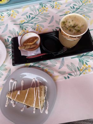 Yulaf sütlü fıstıklı latte  at King's Coffee Shop in Goreme