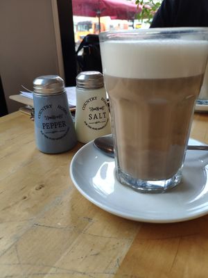 Latte maquiatto at 15 süße Minuten Café - Bistro in Vienna