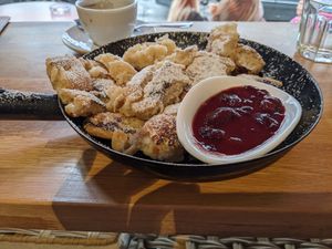 Leckerer veganer Kaiserschmarrn mit Zwetschgenröster at 15 süße Minuten Café - Bistro in Vienna