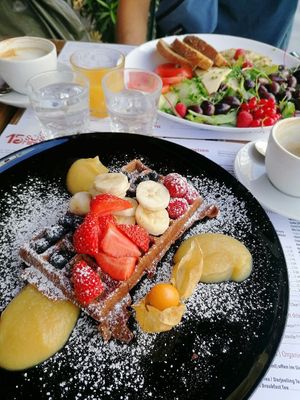 Banana-chocolate waffles and oriental breakfast (both vegan). 07/2020 at 15 süße Minuten Café - Bistro in Vienna