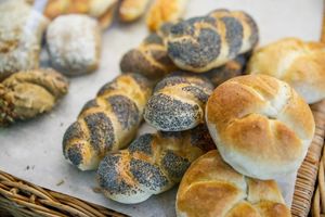 Täglich frisches Brot- und Backwarenangebot von zwei Wiener Traditionsbäckereien at Kaffeesatz in Vienna