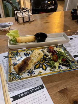Milhojas de patata y rollo vietnamita de verduras  at Mi Mundo in Malaga