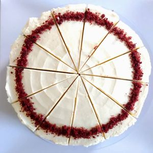 Torta Red Velvet. Disponibili anche in formato Cupcakes  at Crave Food Bakery  in Udine