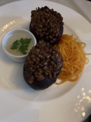 Řepa plněná kroupy
 se sušenými švestkami, podávané s křenovou omáčkou a mrkví #Veganuary at Dwór Liczyrzepy in Karpacz