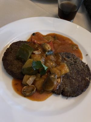 Pohankové řízky
 s lesními houbami, podávané se zeleninovým gulášem #Veganuary at Dwór Liczyrzepy in Karpacz