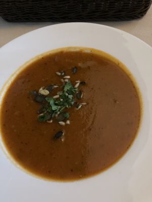 Krémová polévka z čerstvých rajčat
 s praženými slunečnicovými a dýňovými semínky #Veganuary at Dwór Liczyrzepy in Karpacz