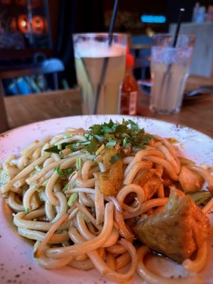 „Udon Teriyaki“ Gebratene Udon-Nudeln mit Gemüse, Teriyaki-Soße, Röstzwiebeln, Knoblauch und Tofu. Dazu eine vietnamesische Limetten Limonade „Da Chanh"  at Quan36 in Hamburg