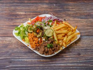 Assiette avec viande vegan et frites at Eat With Joy in Paris