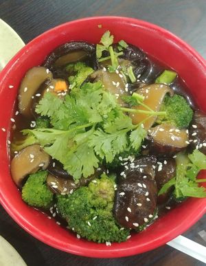 Shiitake mushrooms with broccoli, cilantro & ajonjoli seeds in sauce at Vegsu in Panama City