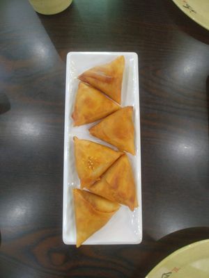 Vegetable samosas at Vegsu in Panama City