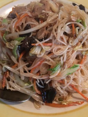 Lo Mein style rice noodles at Sunflower Vegetarian Restaurant in Vienna