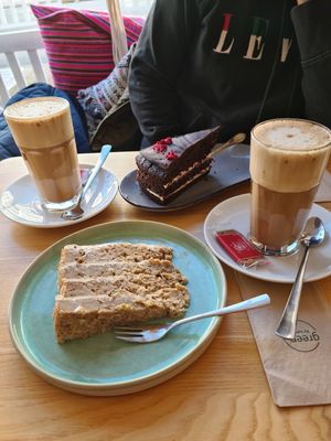 Kuchen und Chai Latte at Mint & Things in Steinbach