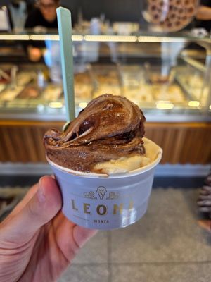 Banana con cioccolato fondente and mandorla di Sicilia at Leoni Gelateria in Monza