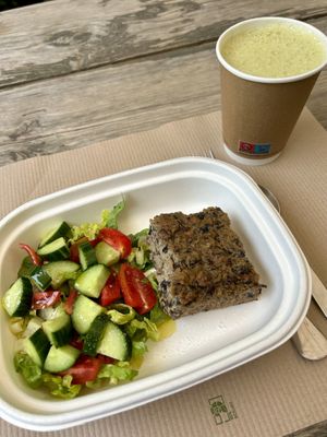 Pilzquiche mit Salat und einem Iced Matcha Latte  at City Bliss in Athens