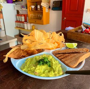 Nachos & appetizers with guacamole at Dixie & Dallas Juicebar in Natal