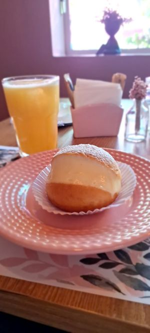 Sonho de baunilha e suco de laranja at Amarama Vegan in Sao Paulo