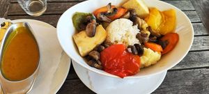 Vegetable wok with rice and coconut-curry sauce at Bauernstuben in Borkum