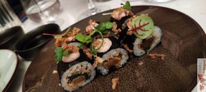 vinegar rice, oyster mushroom, caramelized onion with barley miso and truffle oil.
spinach leaves, crispy seitan, umeboshi condiment and fried onion at brEAThe Restaurant | Sushi végétal à Paris in Paris